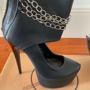 Elegant Black Women's Heels with Buckle Straps